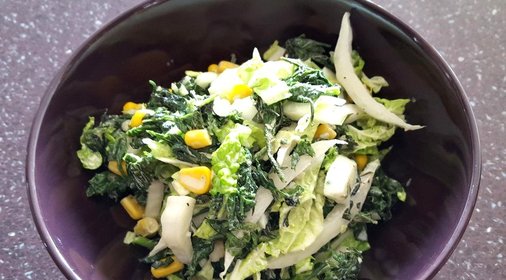 Салат с крапивой и огурцом