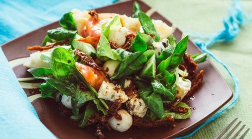 Салат из овощей с тремя сырами