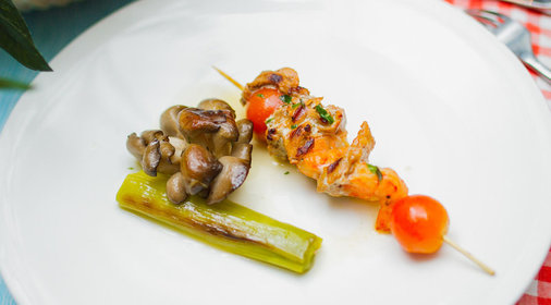 Шашлычки из креветок и свинины на домашнем гриле