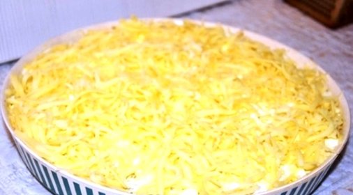 Слоеный салат с курицей и ананасами