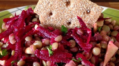 Салат из чечевицы, свеклы и арахиса