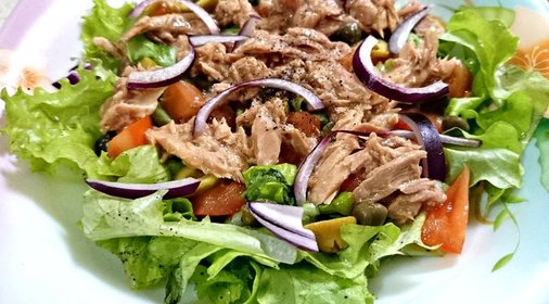 Свежий салат с тунцом