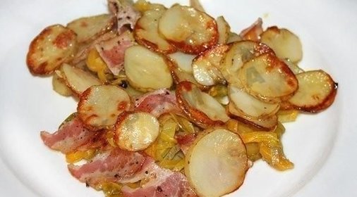 Молодой картофель запечённый с овощами и беконом