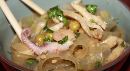 Салат с лапшой и морепродуктами
