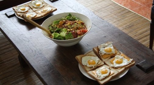 Салат с салями, авокадо и манго