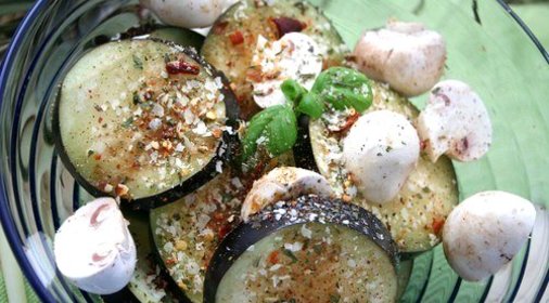 Салат из баклажанов с грудинкой и грибами