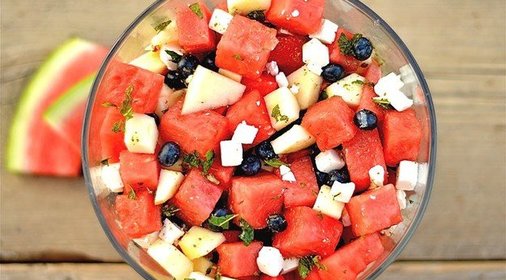 Салат с арбузом, черникой и фетой