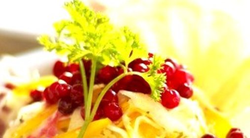 Салат из капусты с орехами, клюквой и крыжовником и тмином