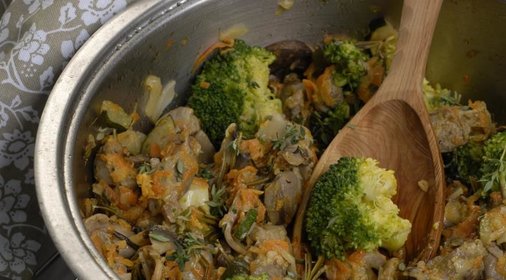 Куриные желудки с овощами и шампиньонами