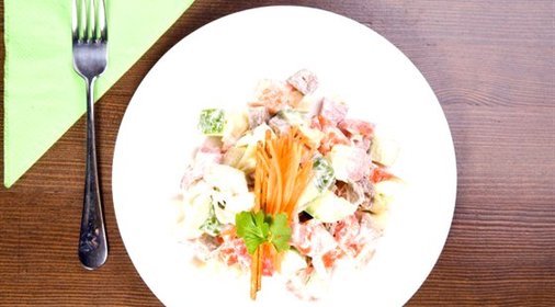 Летний салат с беконом и грецкими орехами