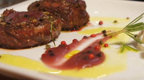 Филе-миньон запеченный с тремя видами перца и розмарином в соусе из красного вина