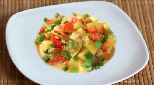 Молодая картошка с кабачками