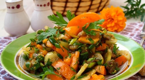 Салат из запечённых баклажанов с помидорами и физалисом
