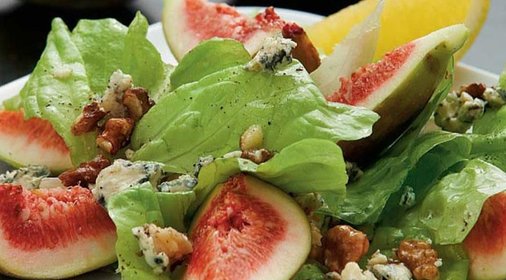 Зеленый салат с инжиром, горгонзолой и грецкими орехами