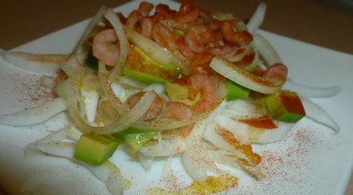 Салат с креветками, авокадо и пекинской капустой