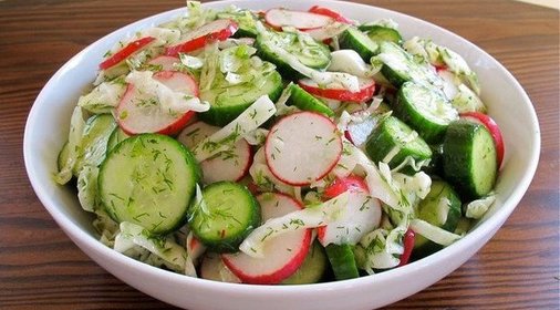 Салат с редисом и огурцом