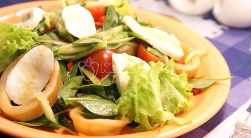 Салат из кальмаров со шпинатом