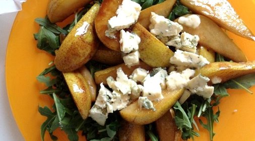Салат с грушей, рукколой и сыром