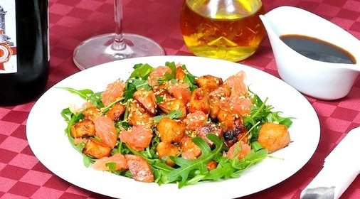Салат с рукколой, курицей и грейпфрутом