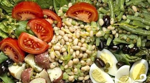 Салат с фасолью, картофелем и помидорами