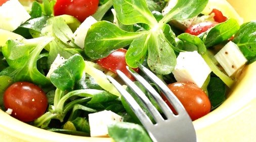 Летний салат с фетой и маслинами
