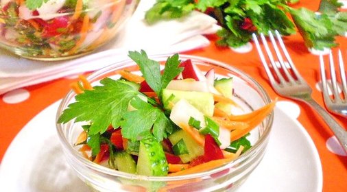 Салат из зелени и овощей