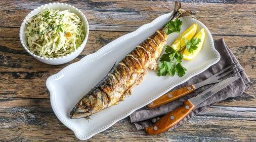 Скумбрия на гриле с салатом из молодой капусты