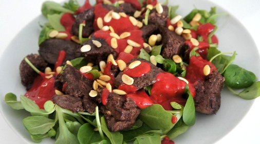 Салат с куриной печенью с соусом из малины