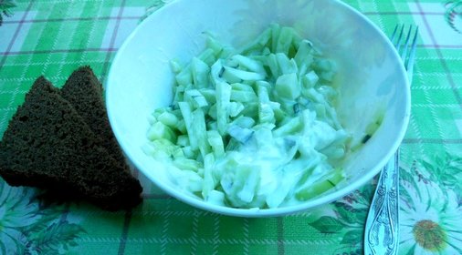 Салат из огурцов с чесноком