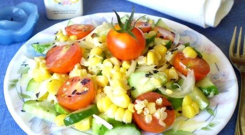 Салат с кукурузой и помидорами Черри