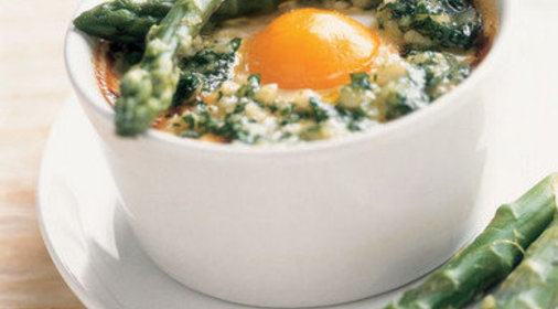 Яйца со спаржей в кокотнице