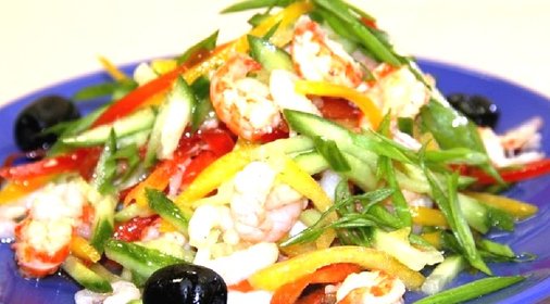 Овощной салат с семгой и креветками