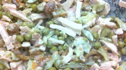 Быстрый салат с копченой курицей и опятами