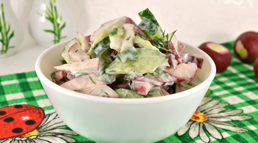 Весенний овощной салат со сметаной