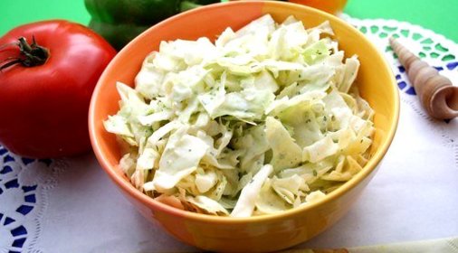 Салат из капусты и зеленых яблок с йогуртовой заправкой