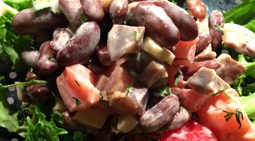 Салат с куриными желудками и фасолью