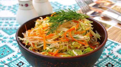 Салат с дайконом, морковью и пекинской капустой
