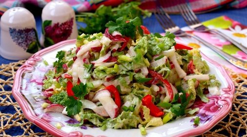 Салат из пекинской капусты с редисом, болгарским перцем и яйцами