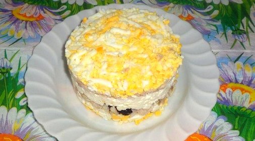 Салат с рыбой и черносливом