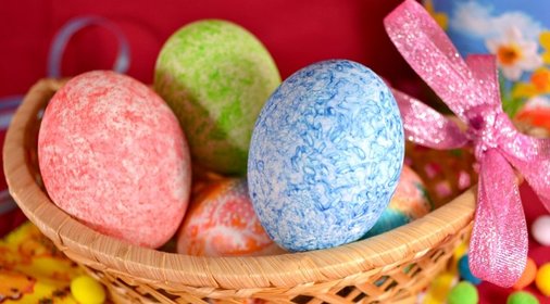 Яйца пасхальные окрашенные цветным рисом