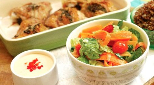 Хрустящая курица с пряностями и салатом