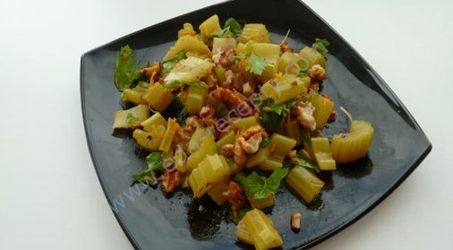 Салат Новинки с сельдереем и грецкими орехами