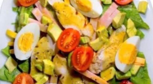 Салат из авокадо с копченой курочкой
