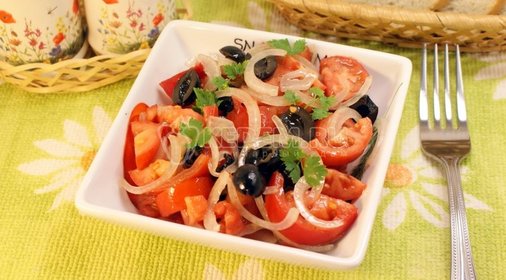 Салат с помидорами и маслинами