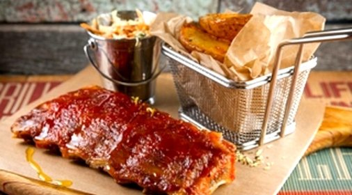 Жареные свиные ребра в соусе BBQ с овощным салатом и печеным картофелем