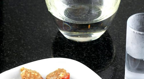 Помидоры черри, фаршированные пастой с чесноком