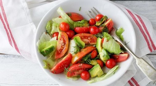 Салат из помидоров и авокадо с лаймом