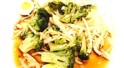 Cалат из брокколи с курицей в имбирно-чесночном соусе