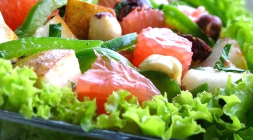 Фруктовый салат с зеленым перцем и фундуком