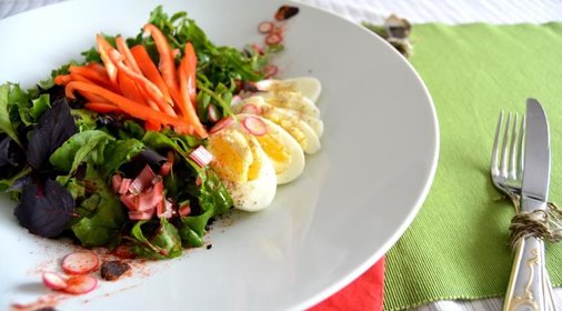 Микс салатов с редисом и яйцом